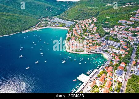 Touristische Stadt Rabac Küste Luftbild, Istrien Region von Kroatien Stockfoto