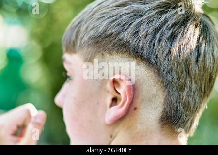 Nahaufnahme der Frisur eines jungen kaukasischen Jungen. Lifestyle-Konzept. Stockfoto