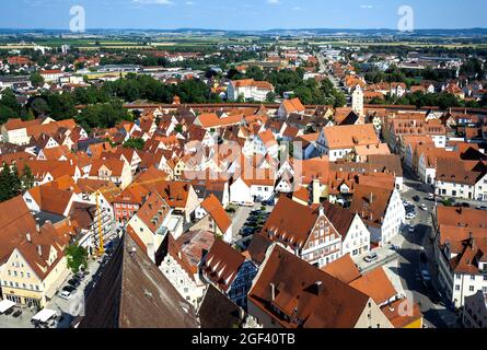 NÖRDLINGEN, DEUTSCHLAND - JULI 21: Luftaufnahme über die Stadt Nördlingen, Deutschland am 21. Juli 2021. Stockfoto