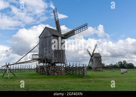 Angla, Estland - 15. August 2021: Blick auf die Windmühlen von Angla auf der Insel Saaremaa in Estland Stockfoto