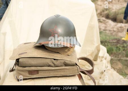 Munitionshelm, Tasche und Material des sowjetischen Gewerkschaftssoldaten verwenden im Weltkrieg 2 Stockfoto