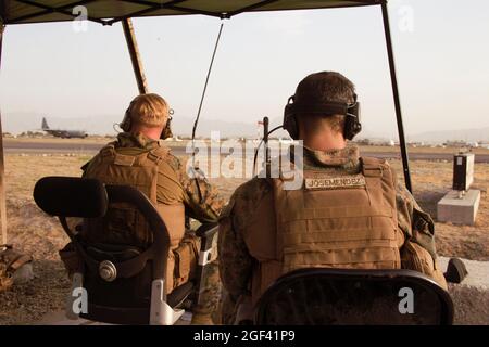 Marines, die der 24. Marine Expeditionary Unit zugewiesen sind, überwachen das Flugsicherungszentrum am Hamid Karzai International Airport, Afghanistan, August 22. US-Dienstmitglieder unterstützen das Außenministerium bei einer nicht-kämpferischen Evakuierungsoperation (NEO) in Afghanistan. (USA Marine Corps Foto von CPL. Davis Harris über American Photoarchive/Alamy) Stockfoto