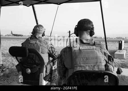 Marines, die der 24. Marine Expeditionary Unit zugewiesen sind, überwachen das Flugsicherungszentrum am Hamid Karzai International Airport, Afghanistan, August 22. US-Dienstmitglieder unterstützen das Außenministerium bei einer nicht-kämpferischen Evakuierungsoperation (NEO) in Afghanistan. (USA Marine Corps Foto von CPL. Davis Harris über American Photoarchive/Alamy) Stockfoto