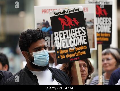 Treten Sie gegen Rassismus ein und die Afghan Human Rights Foundation protestieren vor dem Innenbüro in Westminster, im Zentrum von London. Die beiden Organisationen haben die Entscheidung von Innenminister Priti Patel, in diesem Jahr nur 5,000 Flüchtlinge aus Afghanistan nach Großbritannien zu lassen, als „beklagenswert unzureichend“ verurteilt. Bilddatum: Montag, 23. August 2021. Stockfoto