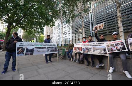 Treten Sie gegen Rassismus ein und die Afghan Human Rights Foundation protestieren vor dem Innenbüro in Westminster, im Zentrum von London. Die beiden Organisationen haben die Entscheidung von Innenminister Priti Patel, in diesem Jahr nur 5,000 Flüchtlinge aus Afghanistan nach Großbritannien zu lassen, als „beklagenswert unzureichend“ verurteilt. Bilddatum: Montag, 23. August 2021. Stockfoto