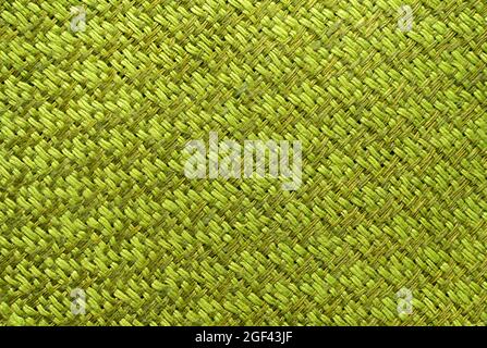 Textil. Die Textur ist grün mit geraden Linien und Webung. Nahaufnahme von Haushaltshandtuchmaterial Stockfoto
