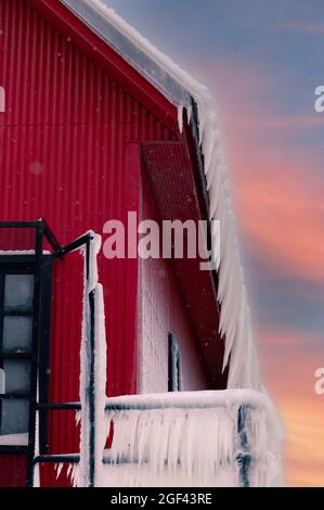 Dachlinie des Grand Haven South Pier Lighthouse vor einem bunten Himmel Stockfoto