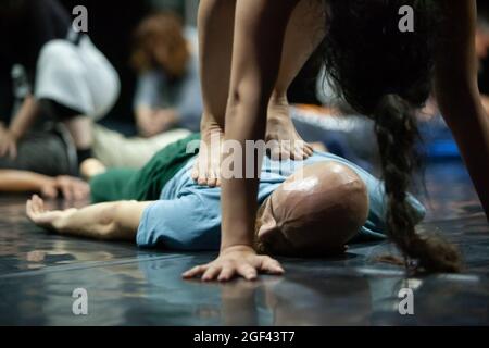 Tänzer erhalten Bodywork jr Massage auf dem Boden liegen Stockfoto