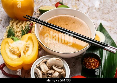 Schüssel mit leckerer Thai-Suppe und Zutaten auf dem Tisch Stockfoto