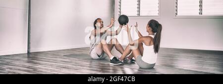 Gym fit Medizin Ball Partner Workout Spaß Übungen Freunde Training zusammen in Cross Fitness-Klasse Panorama-Banner. Paar Training Körperkern Stockfoto