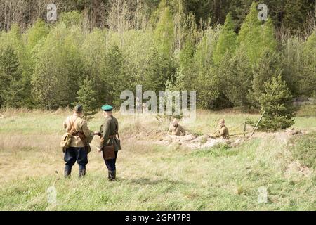 PETROSAWODSK, RUSSLAND - 22. MAI 2021: Soldaten in Militäruniform des Zweiten Weltkriegs Stockfoto