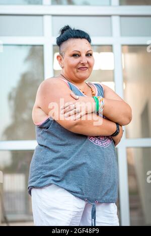 Positive Frau mittleren Alters mit Cherokee Haarschnitt Stockfoto