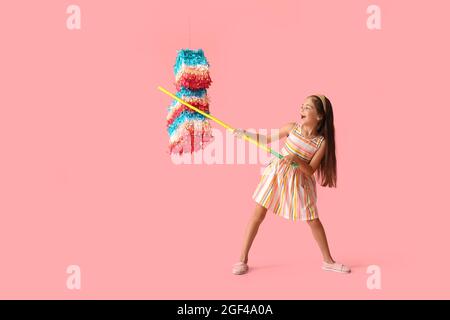 Kleines Mädchen brechen mexikanischen Pinata auf Farbe Hintergrund Stockfoto