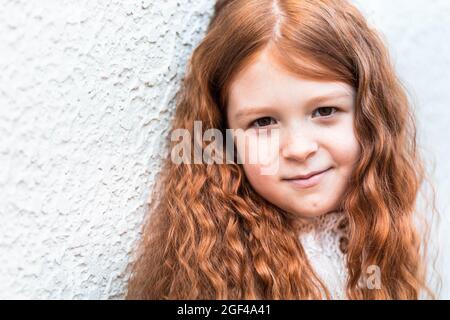 Nahaufnahme Porträt eines niedlichen, kleinen, Ingwer Sommersprossen Mädchen Stockfoto