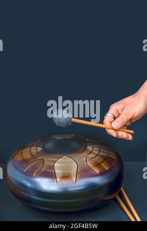 Stahlzunge, Trommel. Klangschale, Stahltrommel und Drumsticks. Instrument für Klangwellentherapie und Meditation, Heilung. Stockfoto