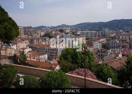 Cannes, Frankreich - 16. Juni 2021 - die Altstadt Le Suquet liegt auf dem Gipfel des Hügels mit Blick auf das, was heute Cannes ist Stockfoto