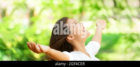 Glückliche saubere Luft Asiatische Frau atmen in frischen Natur Wald Panorama-Banner für allergiefreie Pollenallergien Stockfoto