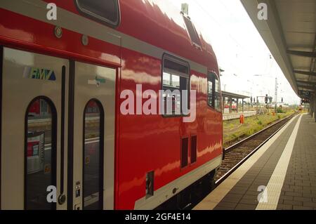 Ein Regionalzug am Frankfurter Hauptbahnhof. Stockfoto