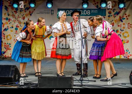 Polkowice, Polen 21. August 2021, 24. Internationales Folklore-Festival, World Under Kyczera, Tänzer aus der Slowakei auf der Bühne, nur für redaktionelle Verwendung Stockfoto