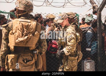 US-Dienstmitglieder leisten Unterstützung bei einer Evakuierung am Hamid Karzai International Airport, Afghanistan, August 22. US-Dienstmitglieder unterstützen das Außenministerium bei einer nicht-kämpferischen Evakuierungsoperation (NEO) in Afghanistan. (USA Marine Corps Foto von Staff Sgt. Victor Mancillavia American Photoarchive/Alamy) Stockfoto