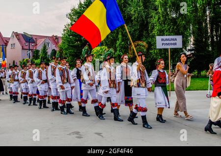 Polkowice, Polen 21. August 2021, 24. Internationales Folklore-Festival, Świat Pod Kyczerą, rumänische Tänzer, nur redaktionelle Verwendung Stockfoto