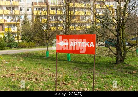 POZNAN, POLEN - 05. April 2016: Ein 'Apteka'-Schild, das den Standort der Apotheke in Poznan, Polen, anzeigt Stockfoto