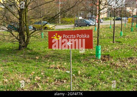 POZNAN, POLEN - 05. April 2016: Ein Schild „Poczta Polska“, das den Standort des Postamtes in Poznan, Polen, anzeigt Stockfoto