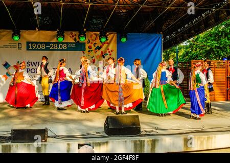 Polkowice, Polen 21. August 2021, 24. Internationales Folklore-Festival, World Under Kyczera, Tänzer aus Polen auf der Bühne, nur für redaktionelle Verwendung Stockfoto