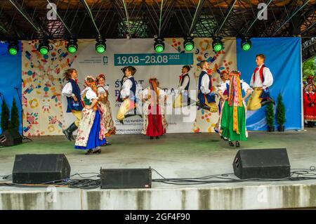 Polkowice, Polen 21. August 2021, 24. Internationales Folklore-Festival, World Under Kyczera, Tänzer aus Polen auf der Bühne, nur für redaktionelle Verwendung Stockfoto