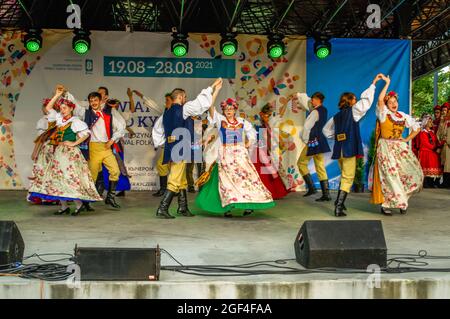 Polkowice, Polen 21. August 2021, 24. Internationales Folklore-Festival, World Under Kyczera, Tänzer aus Polen auf der Bühne, nur für redaktionelle Verwendung Stockfoto