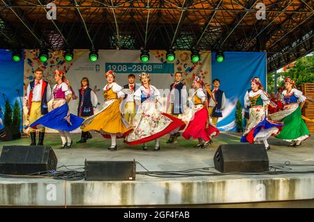 Polkowice, Polen 21. August 2021, 24. Internationales Folklore-Festival, World Under Kyczera, Tänzer aus Polen auf der Bühne, nur für redaktionelle Verwendung Stockfoto