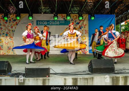 Polkowice, Polen 21. August 2021, 24. Internationales Folklore-Festival, World Under Kyczera, Tänzer aus Polen auf der Bühne, nur für redaktionelle Verwendung Stockfoto