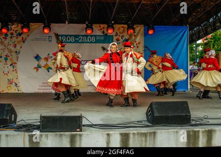 Polkowice, Polen 21. August 2021, 24. Internationales Folklore-Festival, World Under Kyczera, Tänzer aus Polen auf der Bühne, nur für redaktionelle Verwendung Stockfoto