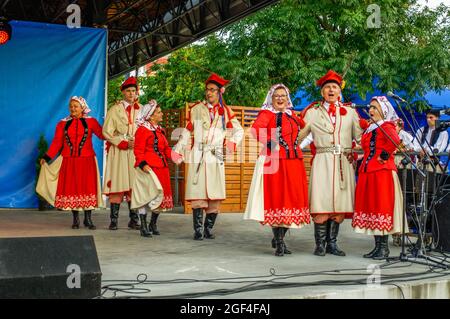 Polkowice, Polen 21. August 2021, 24. Internationales Folklore-Festival, World Under Kyczera, Tänzer aus Polen auf der Bühne, nur für redaktionelle Verwendung Stockfoto