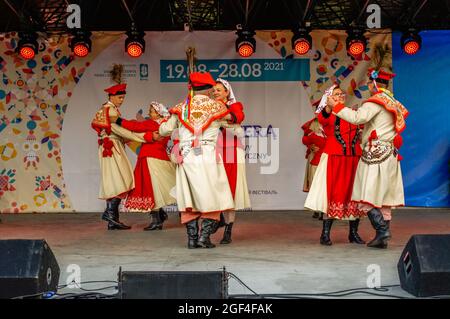 Polkowice, Polen 21. August 2021, 24. Internationales Folklore-Festival, World Under Kyczera, Tänzer aus Polen auf der Bühne, nur für redaktionelle Verwendung Stockfoto