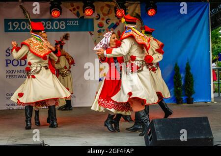 Polkowice, Polen 21. August 2021, 24. Internationales Folklore-Festival, World Under Kyczera, Tänzer aus Polen auf der Bühne, nur für redaktionelle Verwendung Stockfoto