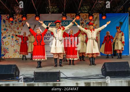 Polkowice, Polen 21. August 2021, 24. Internationales Folklore-Festival, World Under Kyczera, Tänzer aus Polen auf der Bühne, nur für redaktionelle Verwendung Stockfoto