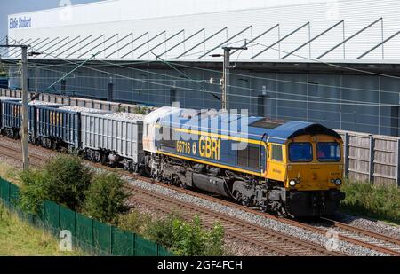 GB Railfreight Class 66 - 66617 Passing DIRFT with a load of Aggregates Stockfoto