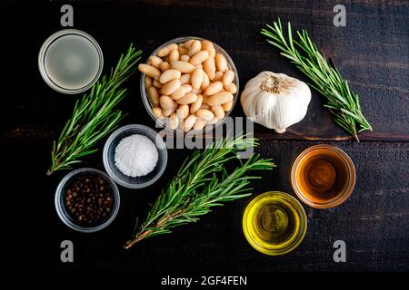 Gerösteter Knoblauch und Rosemary White Bean Dip Zutaten: Cannellini-Bohnen, frischer Rosmarin, Olivenöl und andere Zutaten Stockfoto