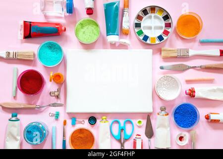 Malgeräte auf rosa Hintergrund - Draufsicht Stockfoto