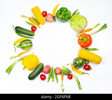 Frisches Obst und Gemüse auf weißem Hintergrund Stockfoto
