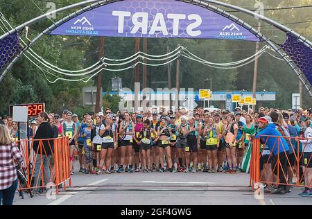 22. August 2021: Elite-Bergläufer vor dem Start des Pikes Peak Marathon, Manitou Springs, Colorado. Stockfoto