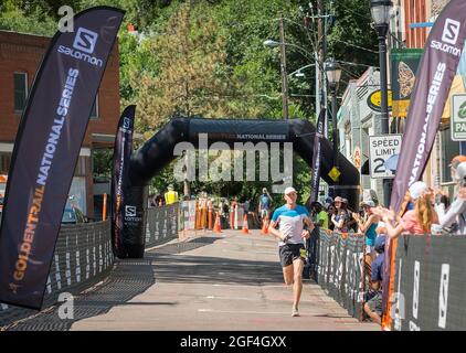 22. August 2021: Darren Thomas, der Elite-Bergläufer von Colorado Springs, nähert sich dem Ziel und wird beim Pikes Peak Marathon in Manitou Springs, Colorado, fünfter. Stockfoto