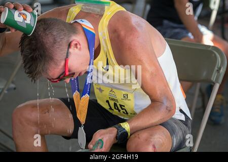 22. August 2021: Chris Robertson, der Spitzenläufer der Chicagoer Berge, kühlt ab, nachdem er beim Pikes Peak Marathon in Manitou Springs, Colorado, den neunten Platz belegte. Stockfoto