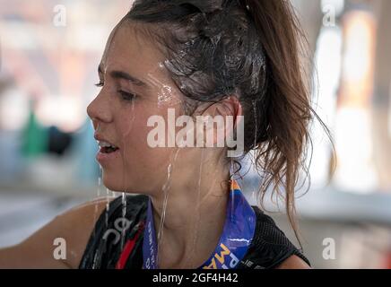 22. August 2021: Allie McLaughlin, die elitäre Bergläuferin von Colorado, kühlt sich ab, nachdem sie beim Pikes Peak Marathon in Manitou Springs, Colorado, den zweiten Platz belegte. Stockfoto