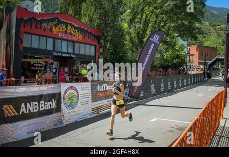 22. August 2021: Die Elite-Bergläuferin von Colorado Springs, Lauren Puretz, nähert sich dem Ziel und eine Medaille auf den 4. Platz beim Pikes Peak Marathon, Manitou Springs, Colorado. Stockfoto