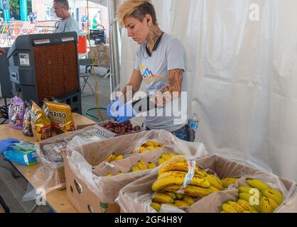 22. August 2021: Freiwillige Helfer bereiten vor dem Pikes Peak Marathon, Manitou Springs, Colorado, Futter und Flüssigkeitszufuhr für Bergläufer vor. Stockfoto