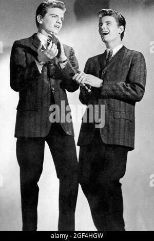 Schwarz-Weiß-Foto der Everly Brothers, Don und Phil, einem Gesangsduo, das in den 1950er und 1960er Jahren beliebt war. Stockfoto