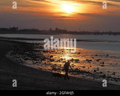 Sheerness, Kent, Großbritannien. August 2021. UK Wetter: Sonnenuntergang in Sheerness, Kent. Kredit: James Bell/Alamy Live Nachrichten Stockfoto