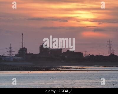 Sheerness, Kent, Großbritannien. August 2021. UK Wetter: Sonnenuntergang in Sheerness, Kent. Kredit: James Bell/Alamy Live Nachrichten Stockfoto